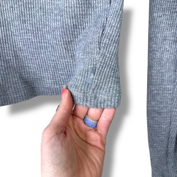 Aritzia TNA Gray V-Neck HomeStretch Rib Henley Thermal Knit Long Sleeve Crop Top - Picture 4 of 7
